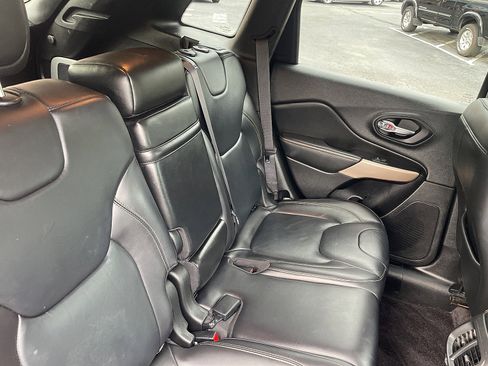 Used 2017 Jeep Cherokee Limited image 38