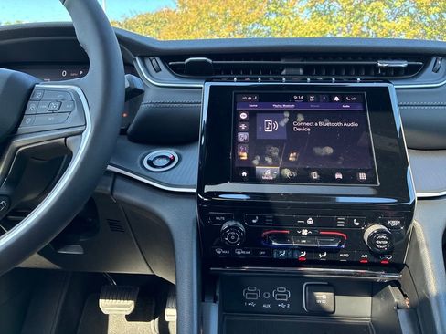 New 2025 Jeep Grand Cherokee L Altitude image 16