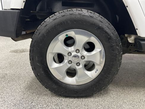 Used 2014 Jeep Wrangler Unlimited Sahara w/ Connectivity Group AWD/4WD image 7