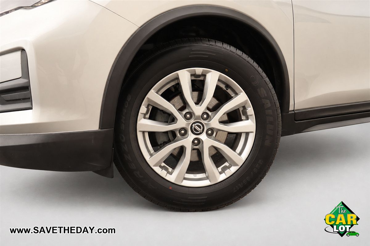 Used 2017 Nissan Rogue SV FWD image 3