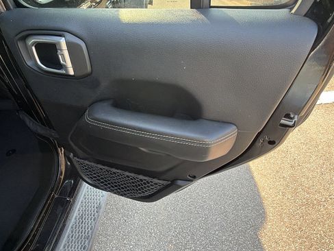Used 2018 Jeep Wrangler Unlimited Sahara w/ Dual Top Group AWD/4WD image 20
