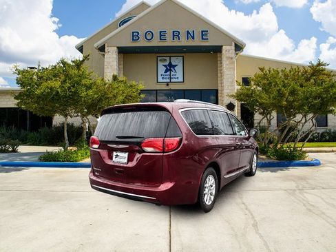 Used 2020 Chrysler Pacifica Touring-L image 5