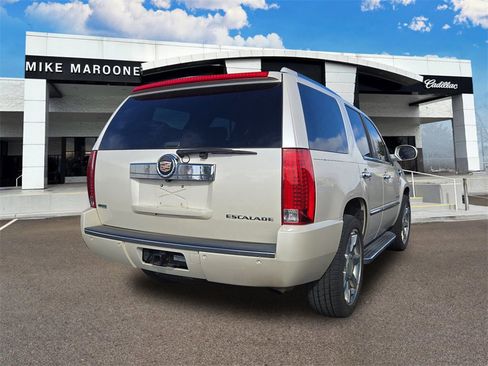 Used 2010 Cadillac Escalade Luxury image 3