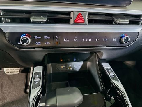 Used 2024 Kia Sorento SX image 18