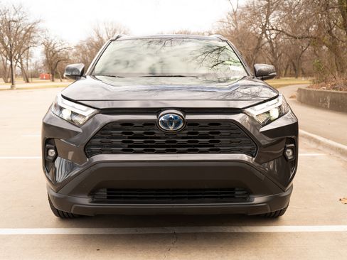 Used 2022 Toyota RAV4 XLE Premium image 3