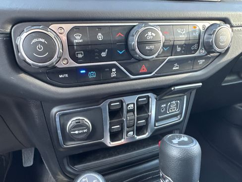 Used 2025 Jeep Wrangler Unlimited Sahara AWD/4WD image 29