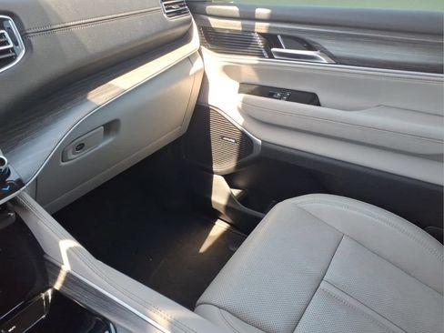 Used 2023 Jeep Wagoneer L Series II AWD/4WD image 23