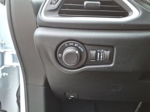 New 2027 Chrysler Pacifica Limited FWD image 16