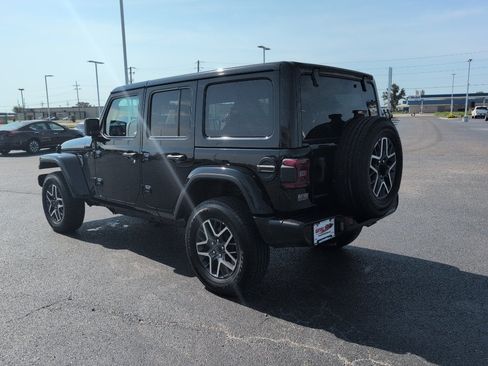 Used 2025 Jeep Wrangler Unlimited Sahara AWD/4WD image 5