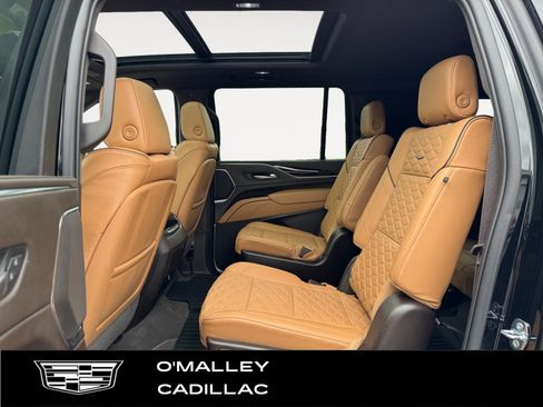 Used 2022 Cadillac Escalade ESV Premium Luxury AWD/4WD image 11
