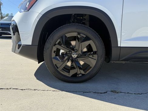 New 2026 Volkswagen Taos SE image 9