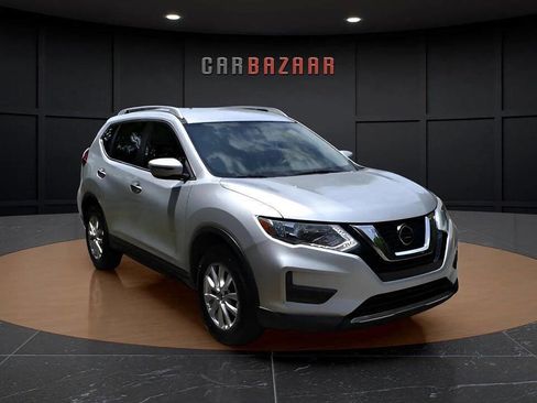 Used 2018 Nissan Rogue SV image 3