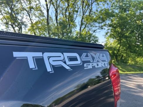 Used 2017 Toyota Tacoma TRD Sport AWD/4WD image 14