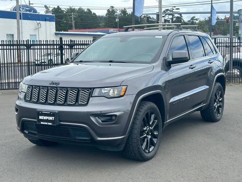 Used 2018 Jeep Grand Cherokee Altitude AWD/4WD image 3
