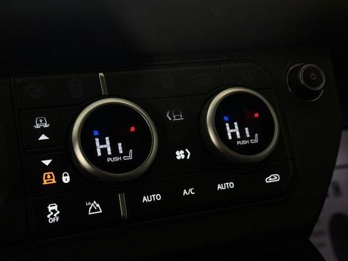 Certified 2024 Land Rover Defender 110 X-Dynamic SE image 38