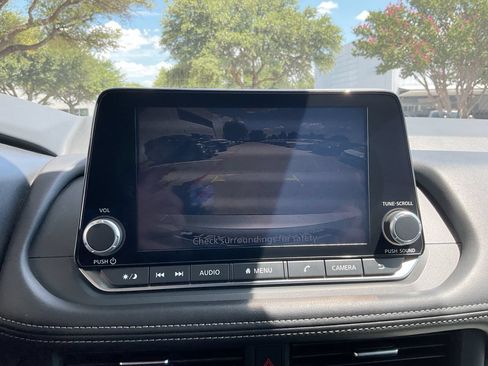 Used 2025 Nissan Rogue SV FWD image 23
