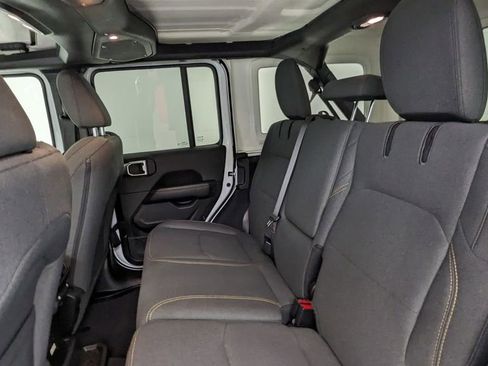 Used 2025 Jeep Wrangler Unlimited Sahara AWD/4WD image 33