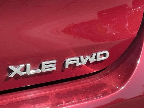 Used 2021 Toyota Highlander XLE AWD/4WD image 9