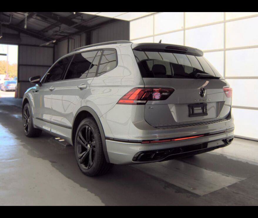 Used 2024 Volkswagen Tiguan SE R-Line FWD image 11