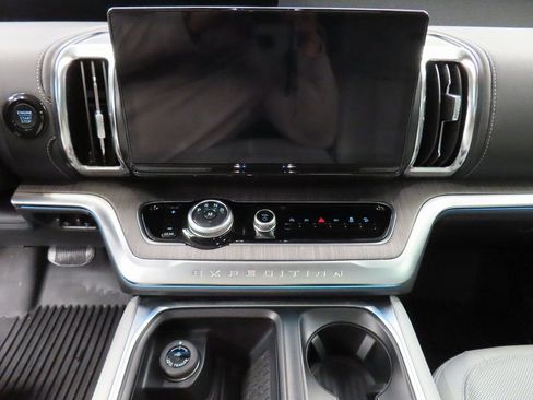 Used 2025 Ford Expedition Platinum w/ Platinum Ultimate Package image 14