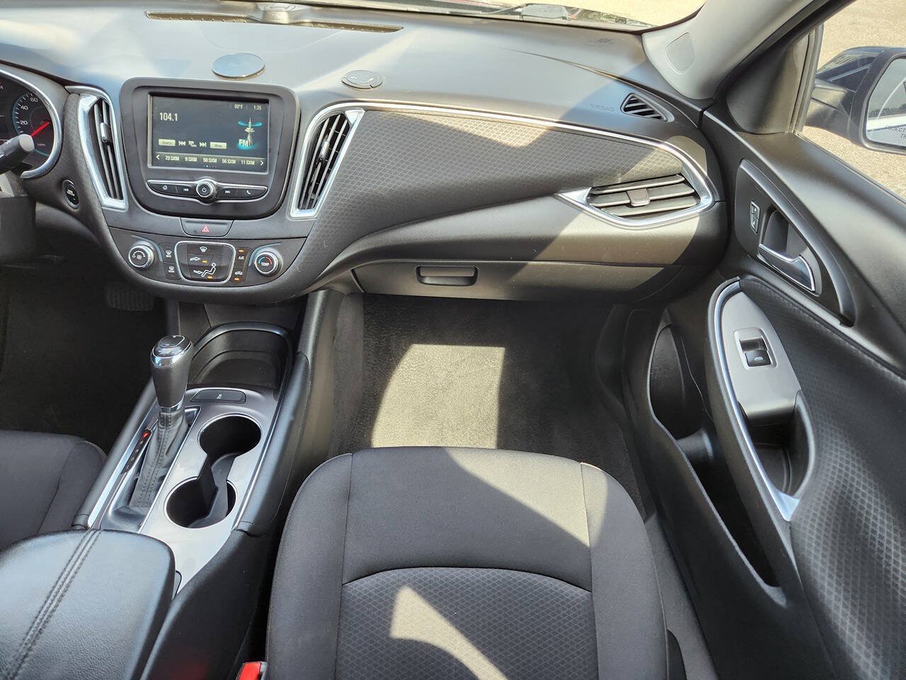 Used 2018 Chevrolet Malibu LT FWD image 17
