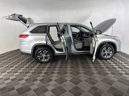 Used 2018 Toyota Highlander LE AWD/4WD image 16
