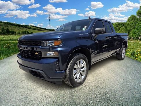 Used 2020 Chevrolet Silverado 1500 Custom w/ Custom Value Package image 3