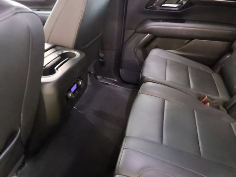 Used 2025 Chevrolet Suburban Z71 AWD/4WD image 18