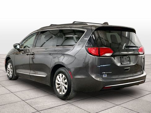 Used 2017 Chrysler Pacifica Touring-L w/ 13 Speaker Alpine Sound Group image 10