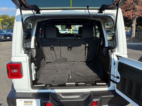 Used 2025 Jeep Wrangler Sahara image 30