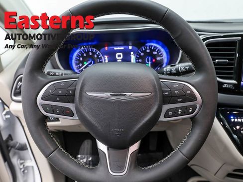 Used 2024 Chrysler Pacifica Touring-L image 10