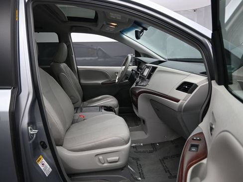 Used 2014 Toyota Sienna XLE FWD image 22