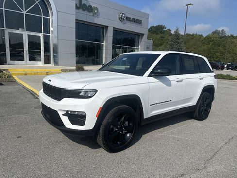 New 2025 Jeep Grand Cherokee Limited w/ Black Appearance Package AWD/4WD image 2