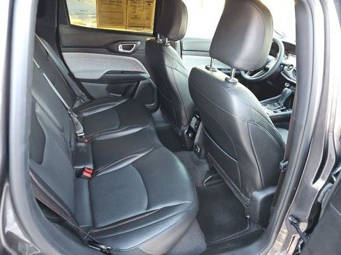 Used 2023 Jeep Compass Latitude image 16
