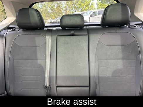 Certified 2025 Volkswagen Taos SE image 14