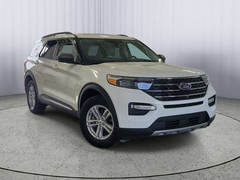 Certified 2022 Ford Explorer XLT w/ Equipment Group 202A AWD/4WD image 1