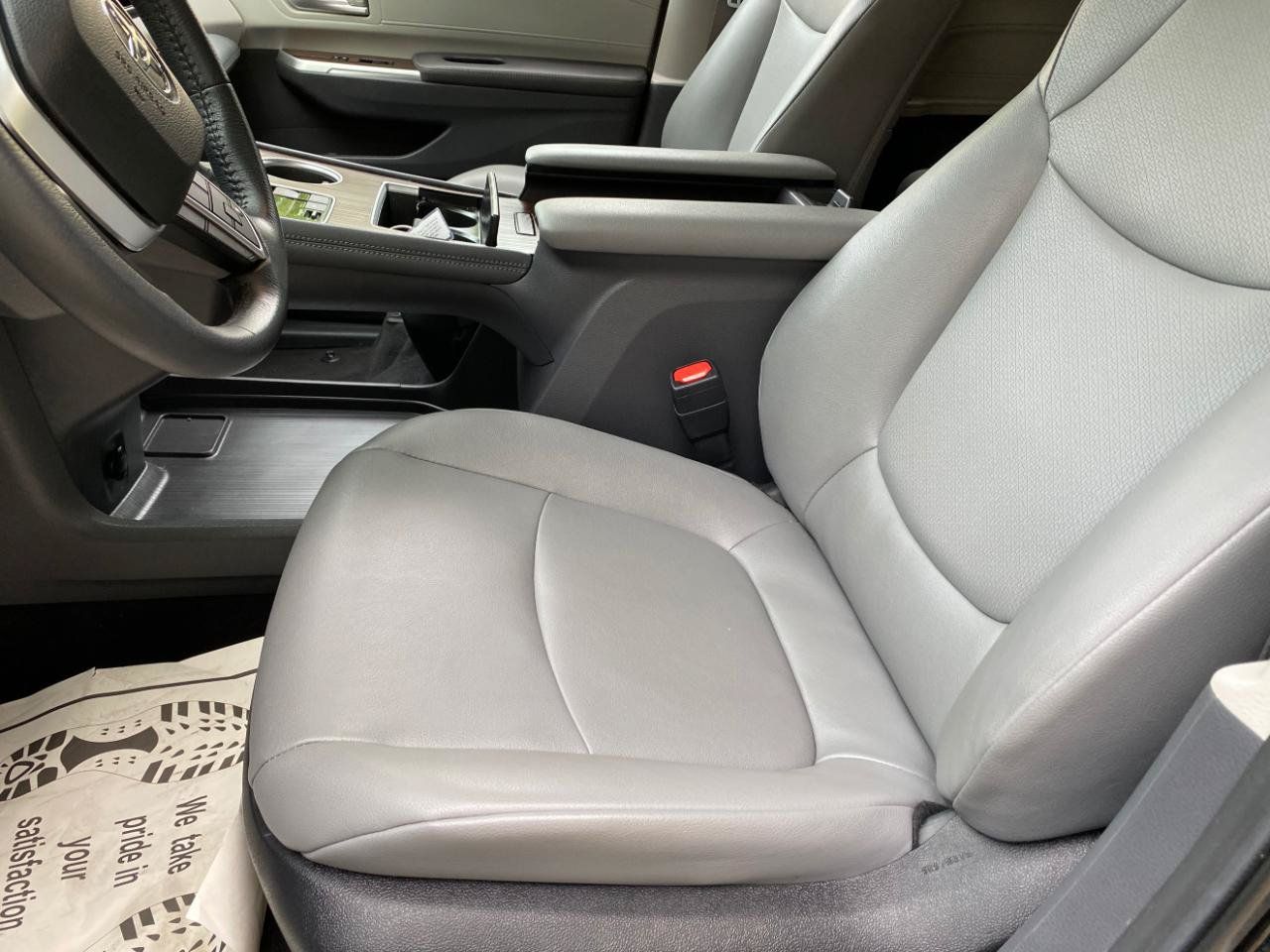 Used 2024 Toyota Sienna XLE FWD image 29