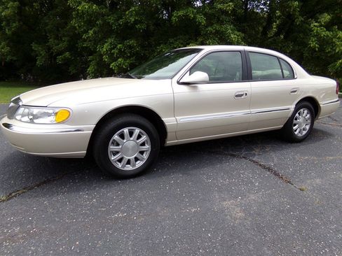 Used 2001 Lincoln Continental image 1