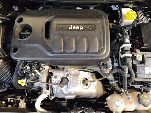 Used 2019 Jeep Cherokee Trailhawk AWD/4WD image 30