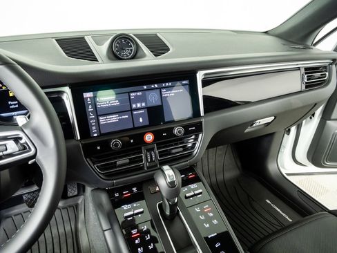 New 2026 Porsche Macan image 13