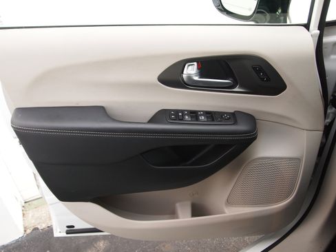 Used 2024 Chrysler Pacifica Touring-L FWD image 11