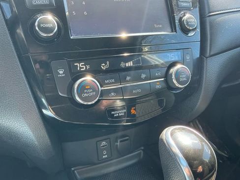 Used 2017 Nissan Rogue SV w/ SV Premium Package image 22