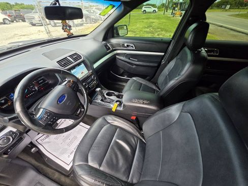 Used 2017 Ford Explorer XLT w/ Equipment Group 202A FWD image 3