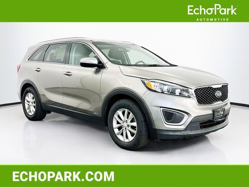 Used 2017 Kia Sorento LX w/ LX Convenience Package image 1