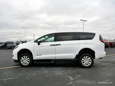 Used 2020 Chrysler Voyager L image 43
