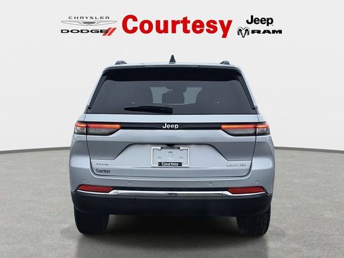 Certified 2024 Jeep Grand Cherokee Limited image 6