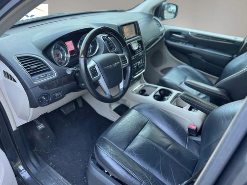 Used 2012 Chrysler Town & Country Limited w/ Luxury Group FWD image 10