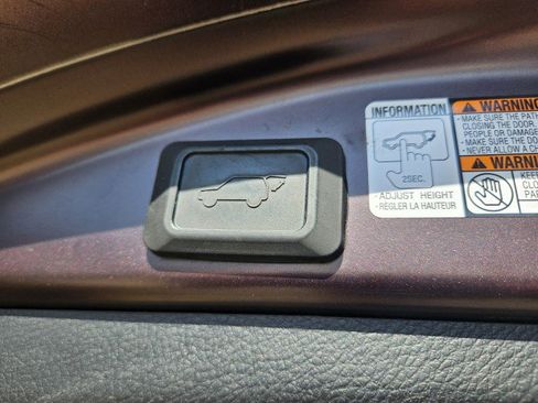 Used 2018 Toyota RAV4 XLE AWD/4WD image 11