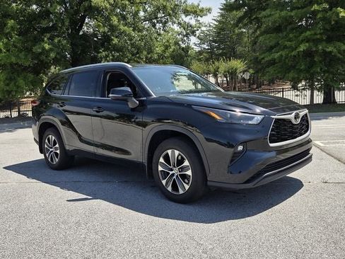 Used 2022 Toyota Highlander XLE AWD/4WD image 4