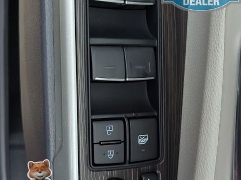 Used 2024 Toyota Sienna Limited image 18